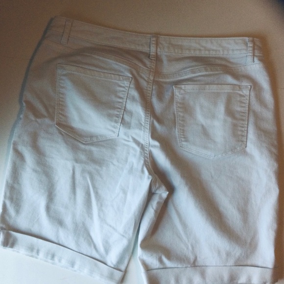Apt. 9 Women's White Bermuda Shorts Size 14 - Picture 6 of 6